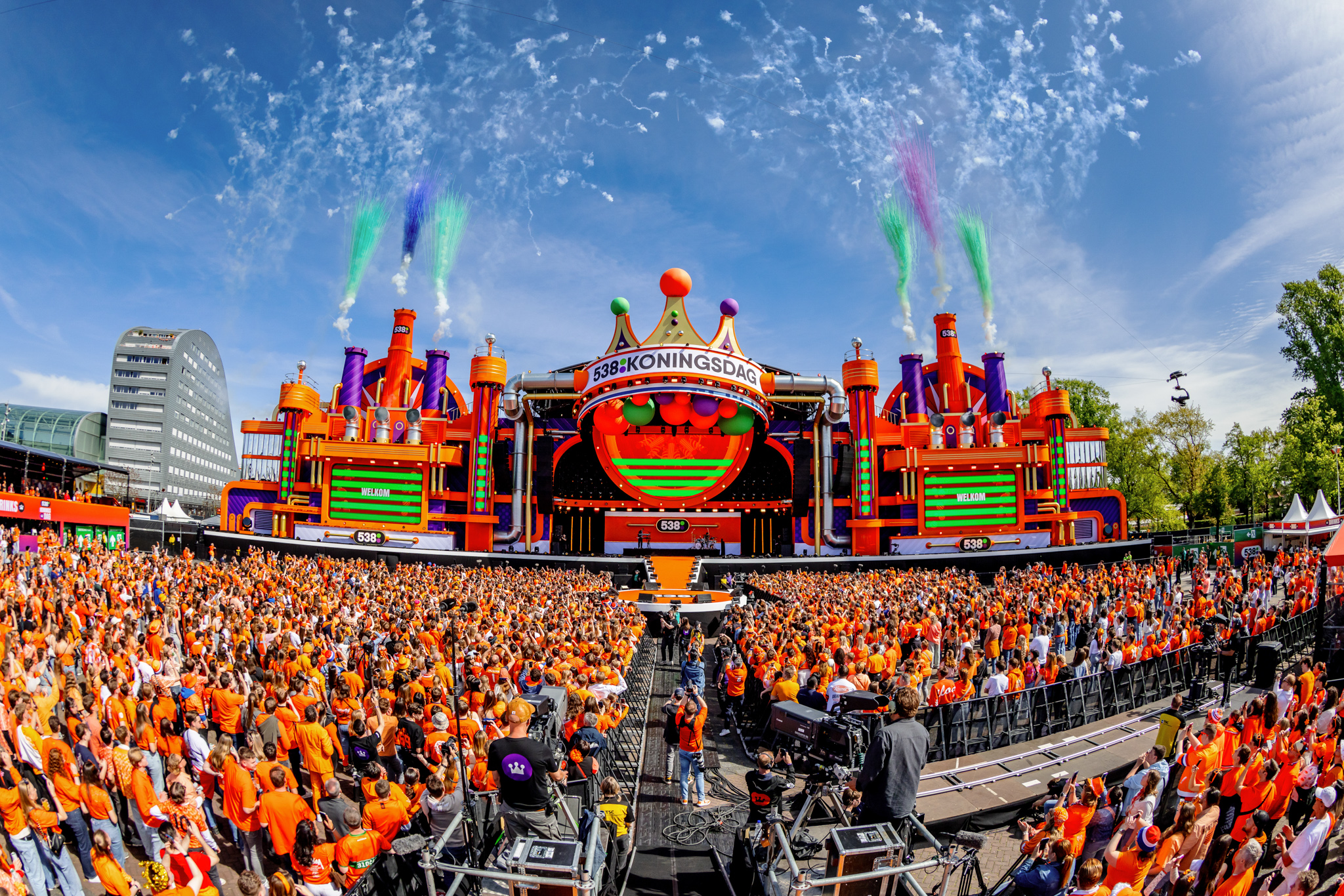 Confetti and smoke over the crown stage at 538Koningsdag 2026 in Breda