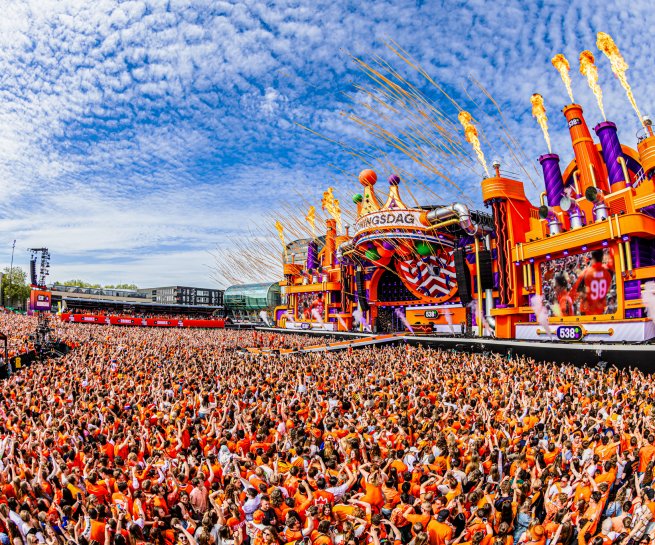 Flames and confetti above a sea of orange at 538Koningsdag 2026, Breda