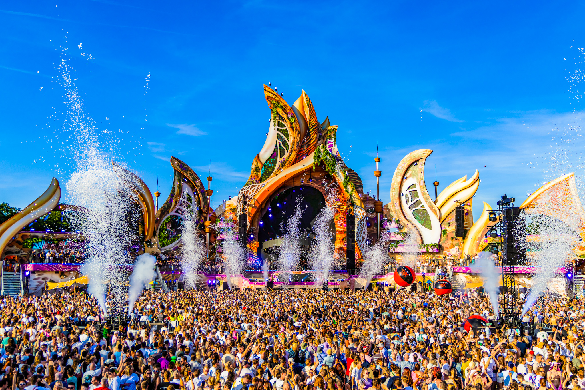 Water and CO2 jets in front of the golden mainstage at 7th Sunday Festival 2026, Erp
