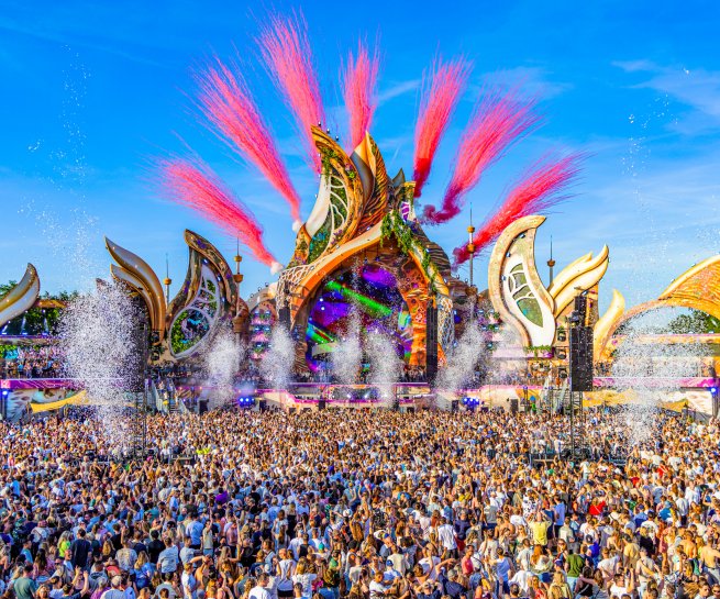 Pink confetti cannons above the mainstage at 7th Sunday Festival 2026