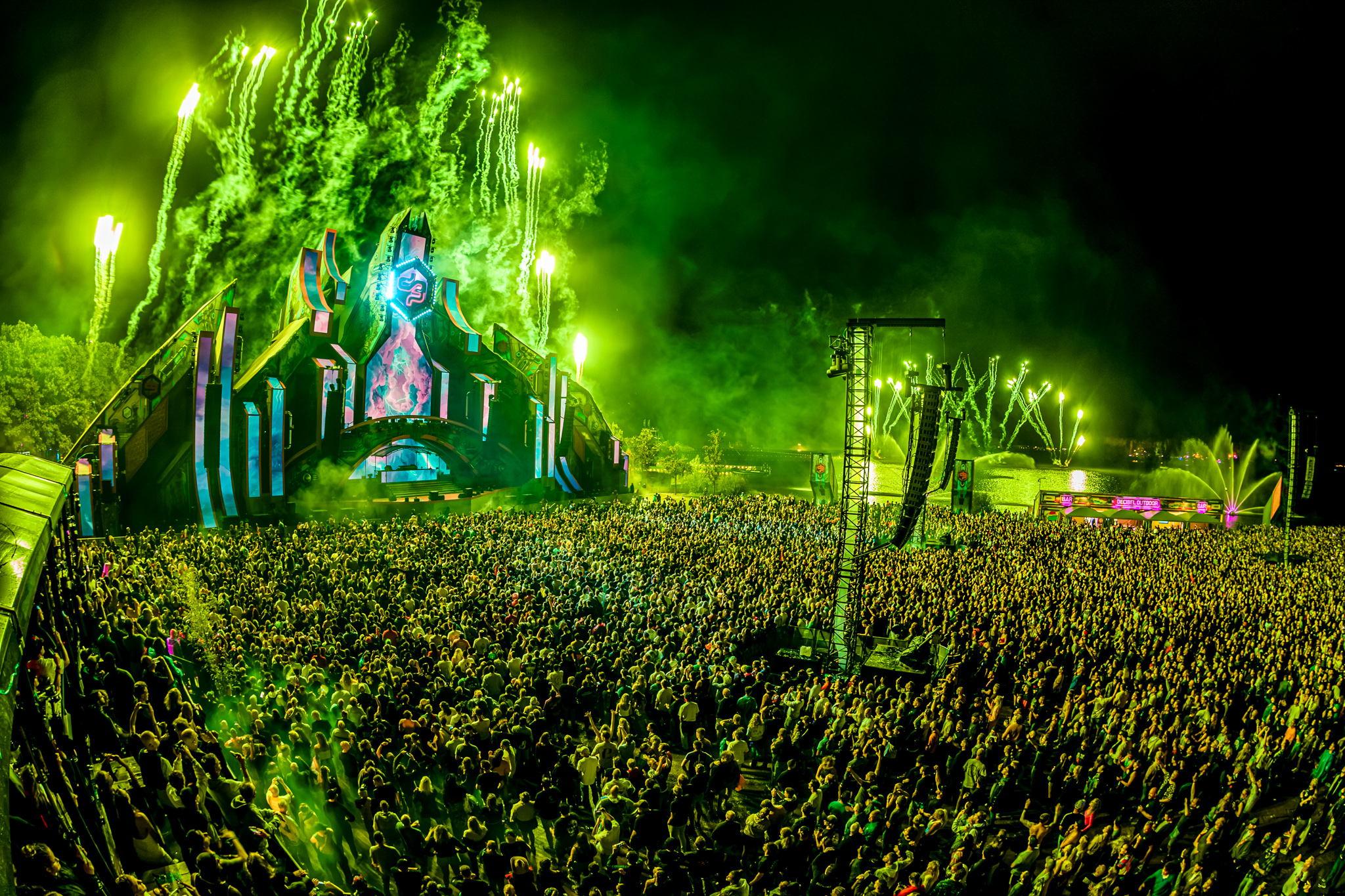 Green pyro and lights on the mainstage at Decibel Outdoor Festival 2026