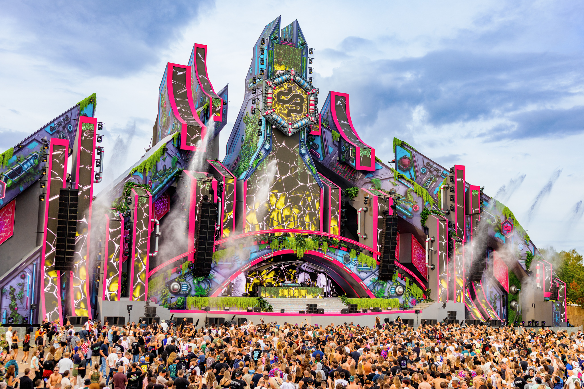 Mainstage in daylight with CO2 jets at Decibel Outdoor Festival 2026