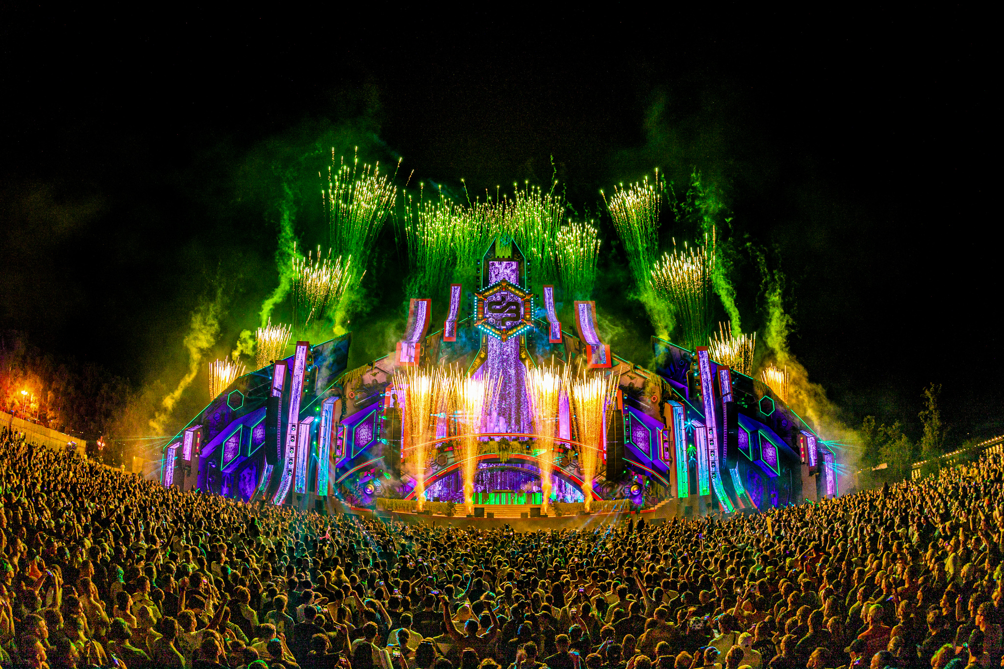 Green and gold pyro over the mainstage at Decibel Outdoor Festival 2026