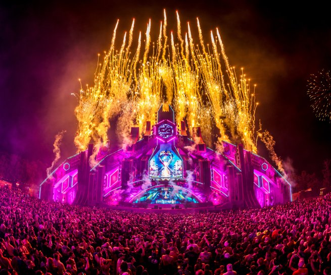 Golden pyro fountains above the mainstage at night at Decibel Outdoor Festival 2026