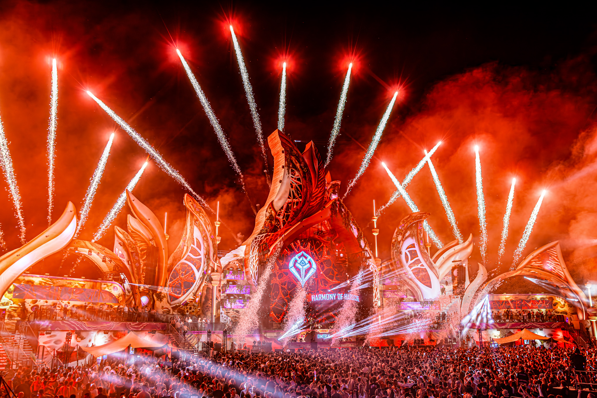 Red rockets and smoke over the mainstage at Harmony of Hardcore 2026