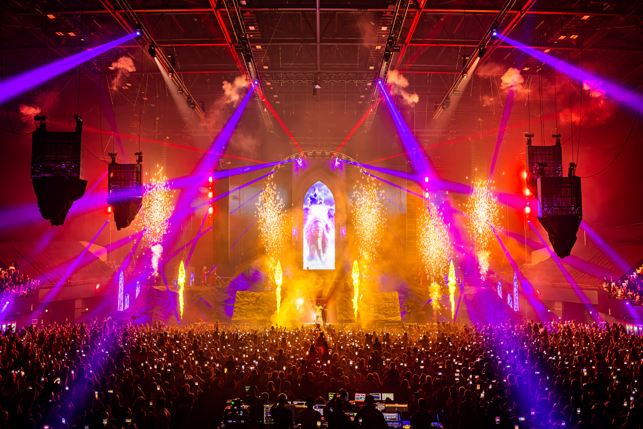 Pyro fountains and purple beams over the crowd at Middagje Outsiders 2026, Rotterdam Ahoy