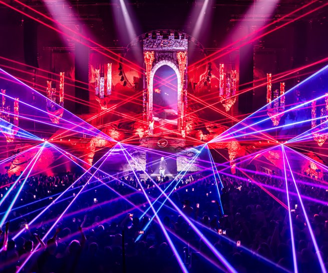 Red and blue lasers cross in front of the castle stage at Middagje Outsiders 2026