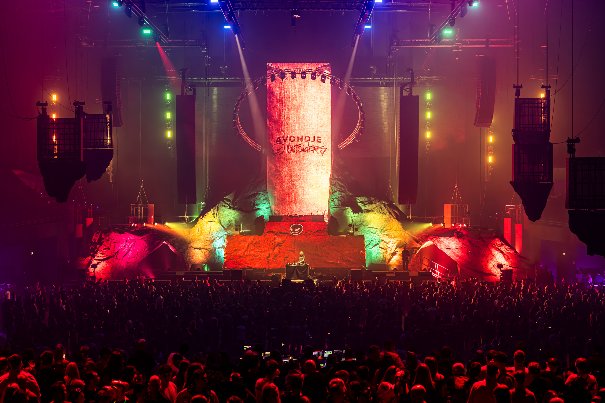 Avondje Outsiders tower on the stage in Rotterdam Ahoy, lit in red and green
