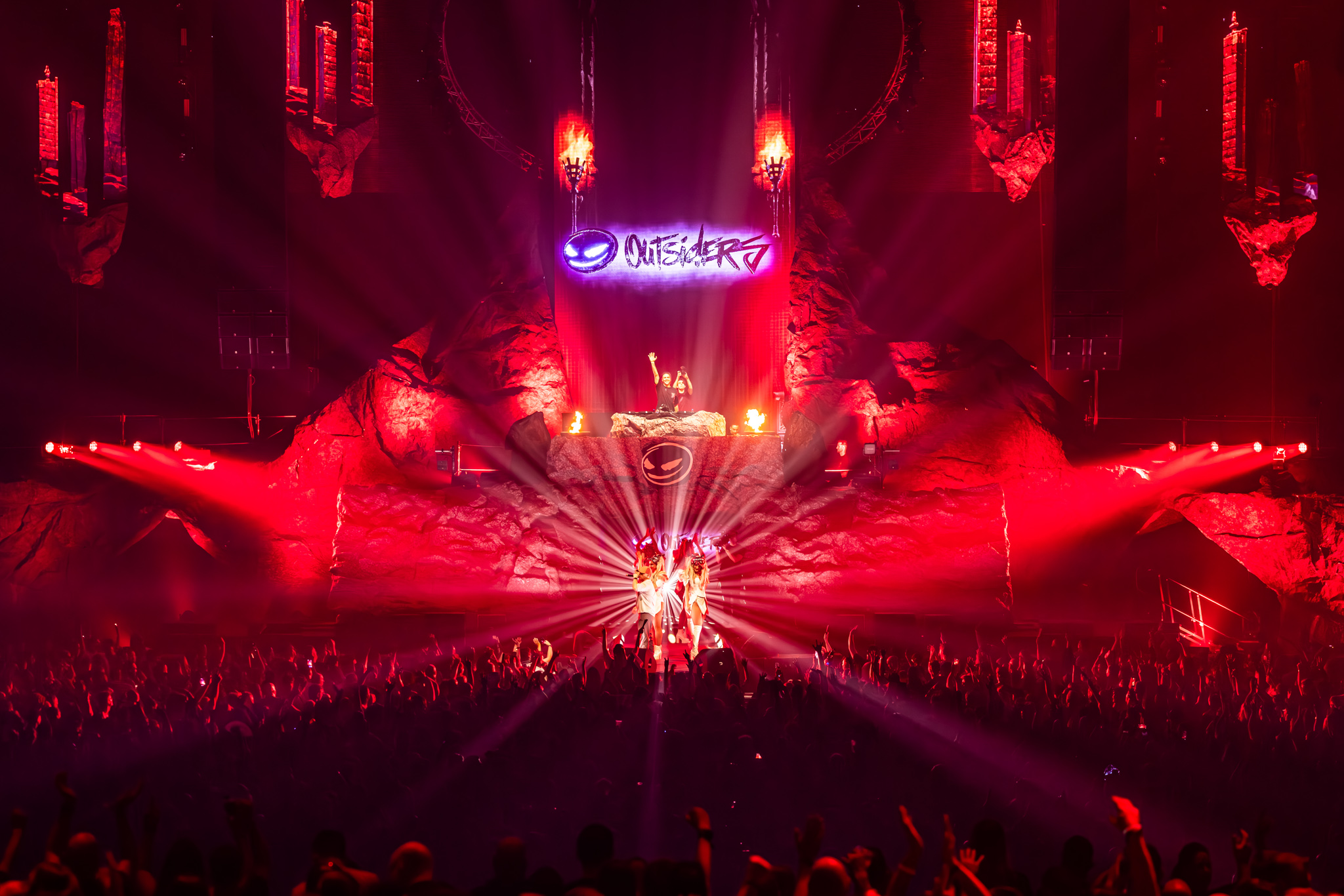 Red light show under the Outsiders logo at Avondje Outsiders 2026, Rotterdam Ahoy
