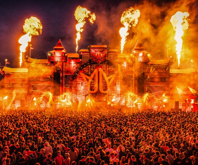 Fireballs light up the mainstage at dusk at REBiRTH Festival 2026, Haaren
