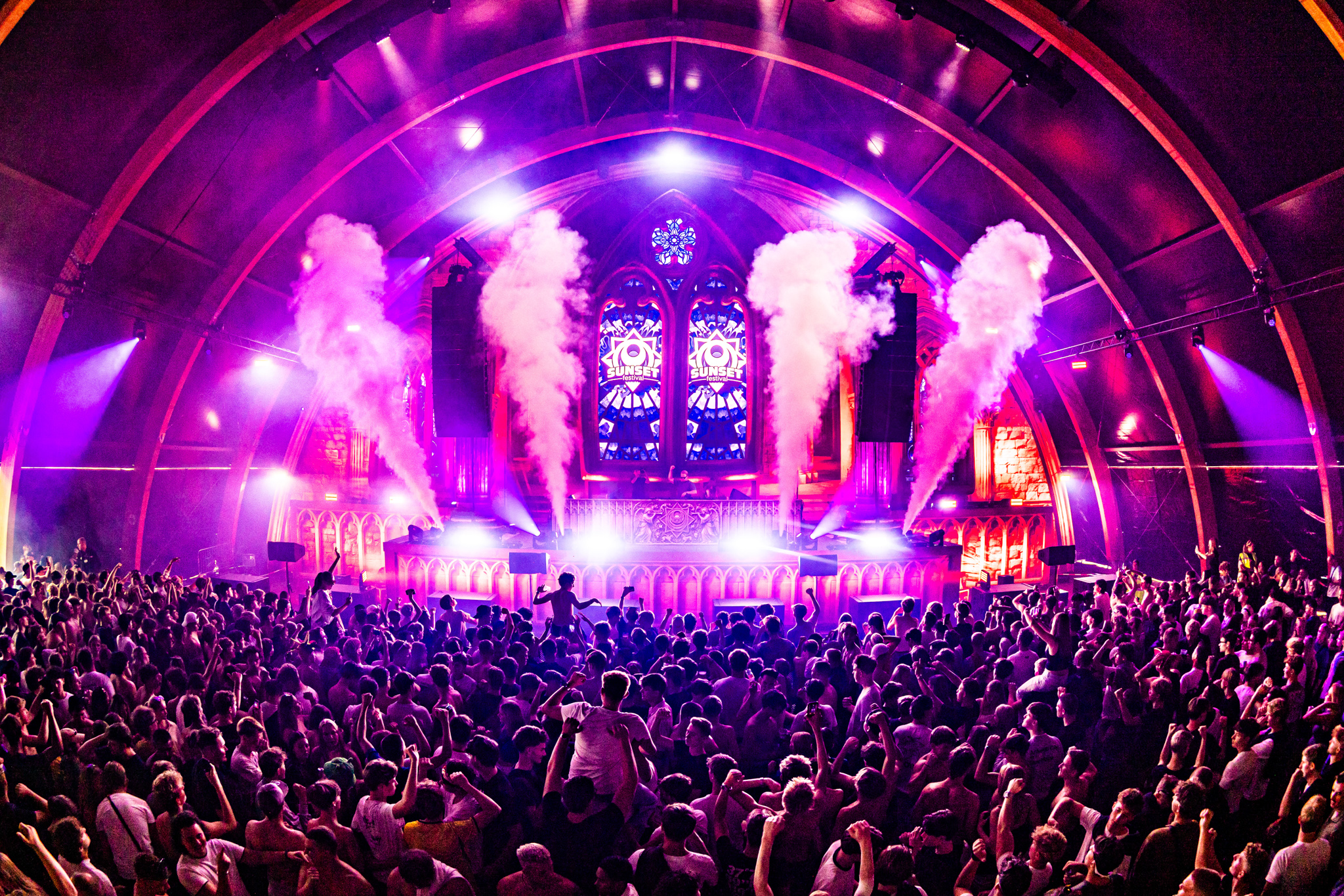 CO2 jets and purple light in the arched hall at Sunset Festival 2026, Gierle